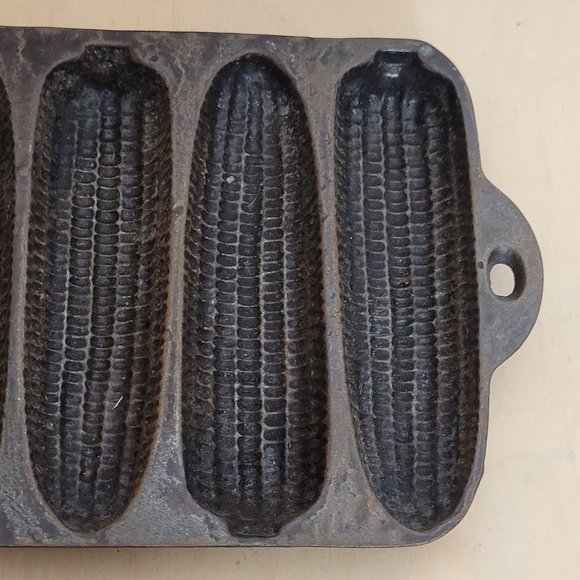 Vintage Cast Iron Cornbread Pan Made in USA Makes 7 Corn Shaped Loaves Metal - Picture 4 of 9